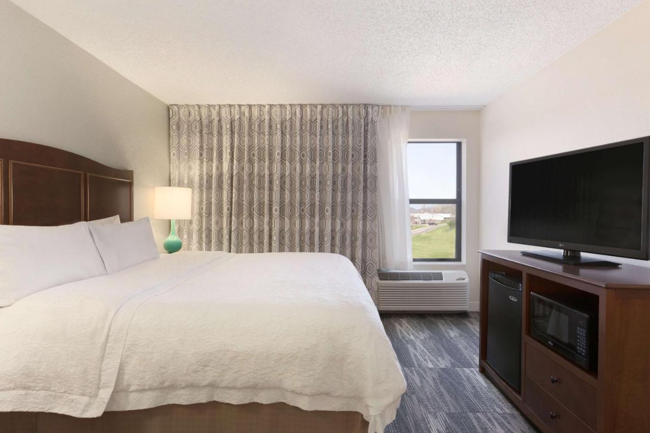 King Room with Sofa Bed at Hampton Inn Zanesville