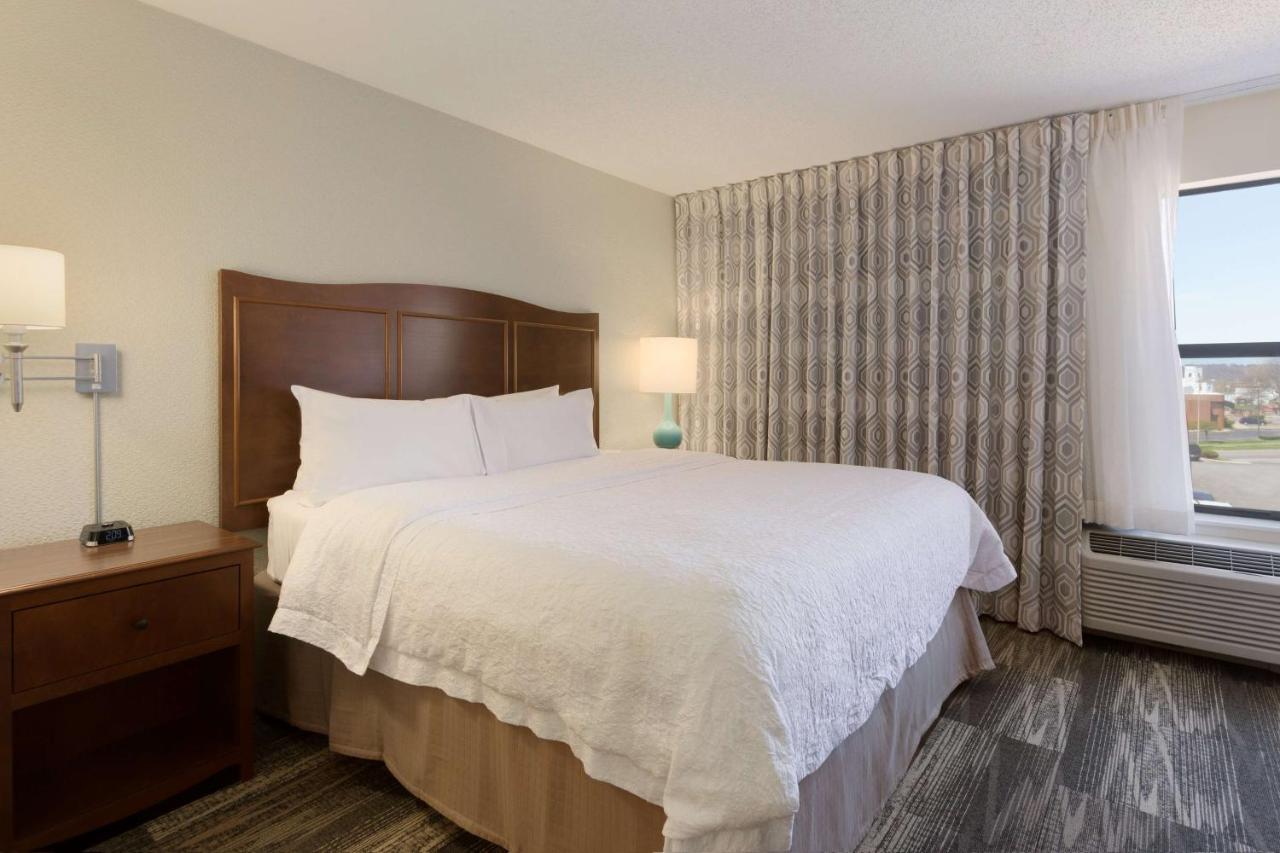 King Room with Sofa Bed at Hampton Inn Zanesville