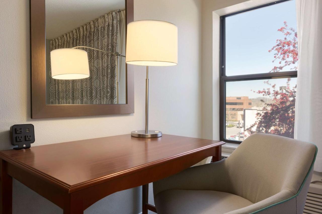 King Room with Sofa Bed at Hampton Inn Zanesville