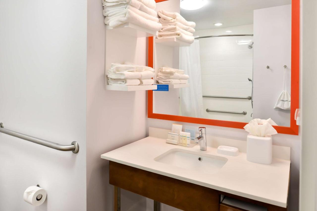 King Room Hearing Accessible-Non-Smoking at Hampton Inn Statesville