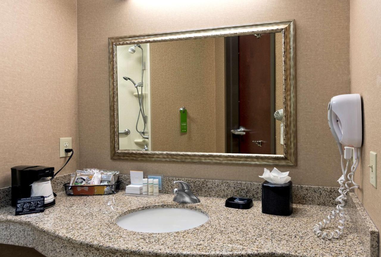 King Room - Non-Smoking at Hampton Inn Statesville