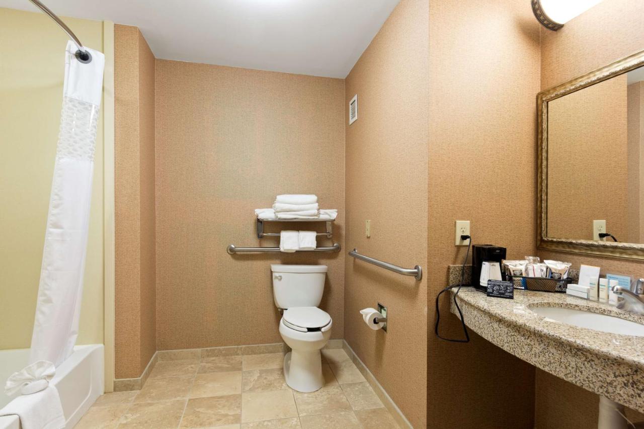 King Room Hearing Accessible-Non-Smoking at Hampton Inn Statesville