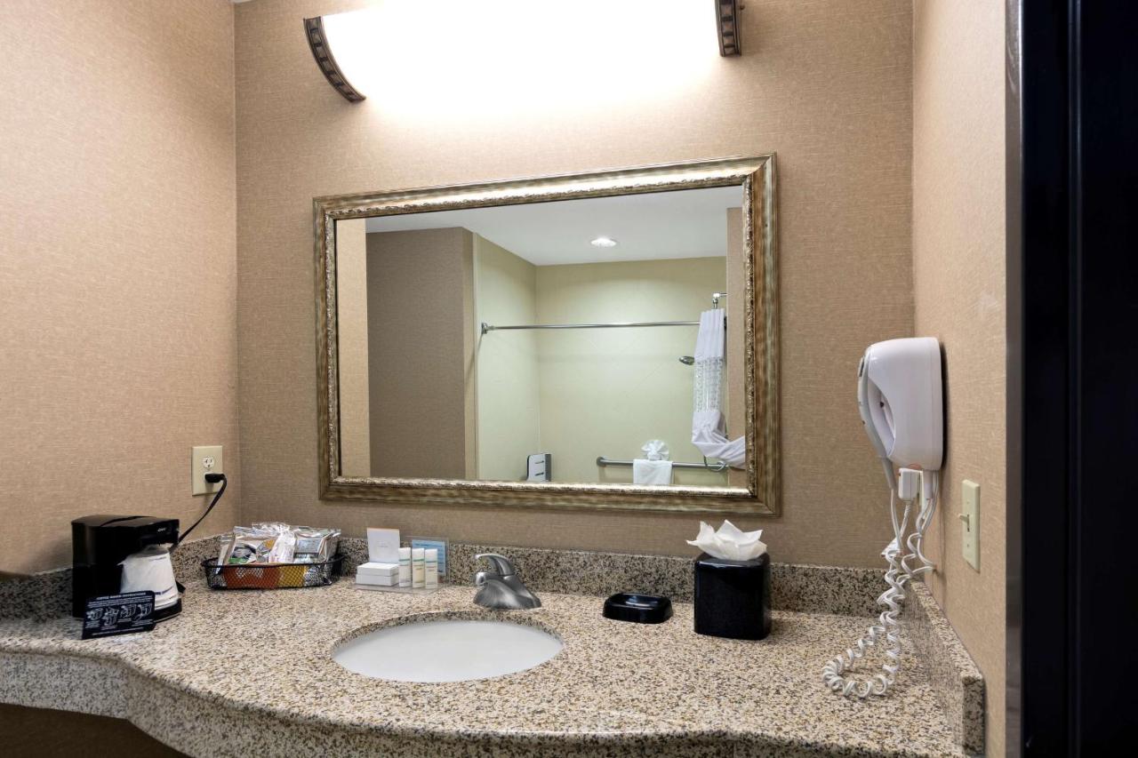 King Room with Bath Tub - Disability Access and Hearing Accessible/Non-Smoking at Hampton Inn Statesville