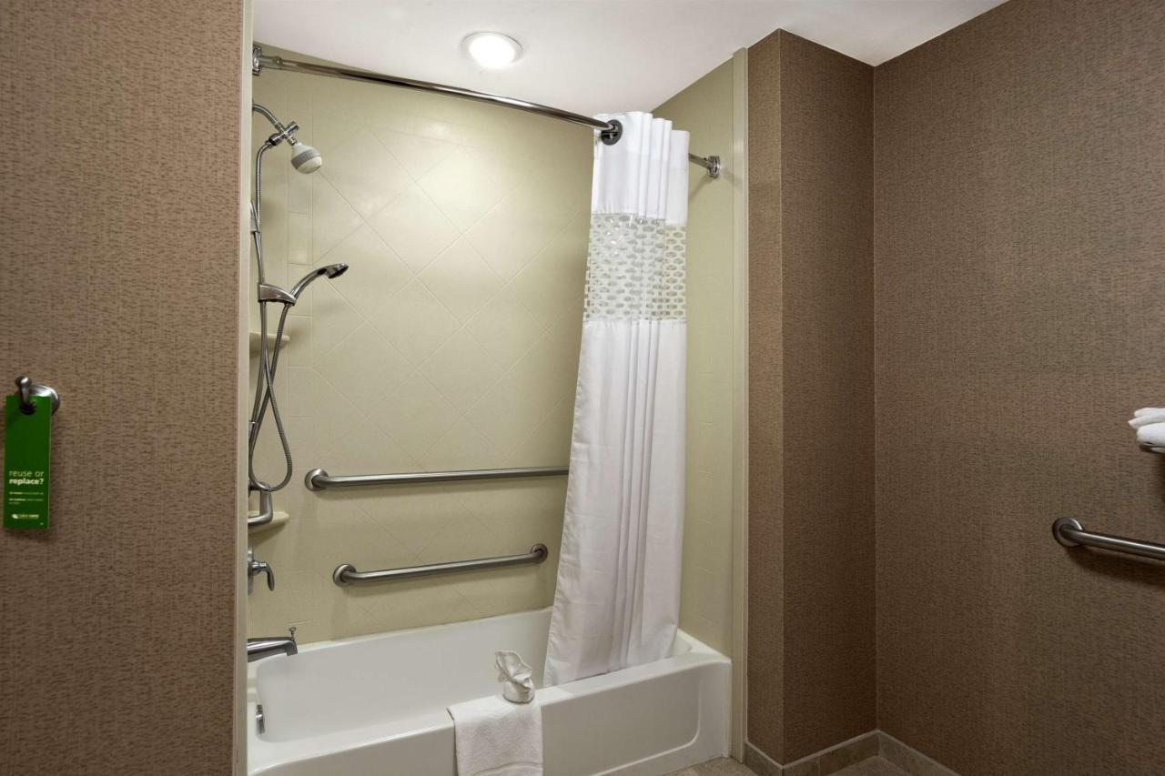 King Room with Bath Tub - Disability Access and Hearing Accessible/Non-Smoking at Hampton Inn Statesville
