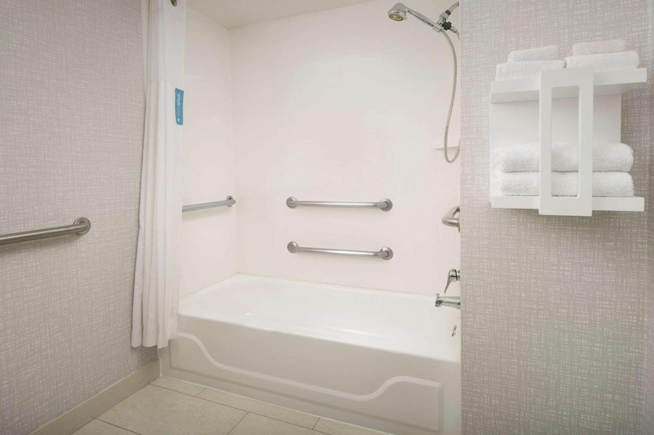 King Room with Bath Tub - Hearing/Disability Access at Hampton Inn College Park