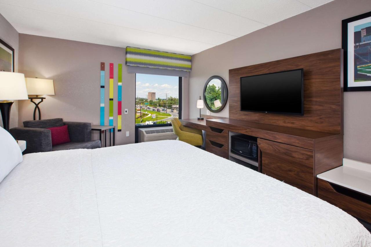 King Room with Bath Tub - Hearing/Disability Access at Hampton Inn College Park