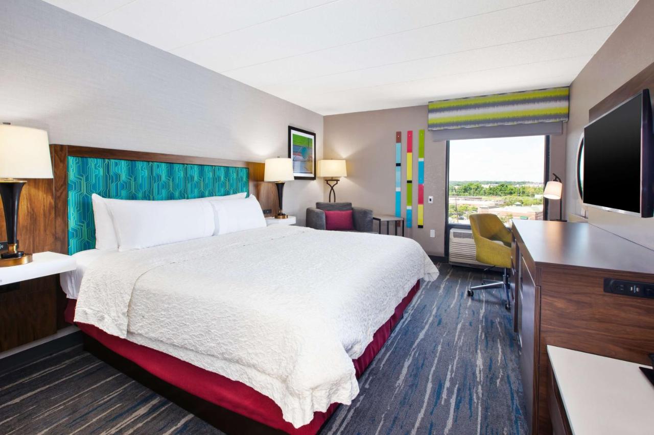 King Room with Bath Tub - Hearing/Disability Access at Hampton Inn College Park