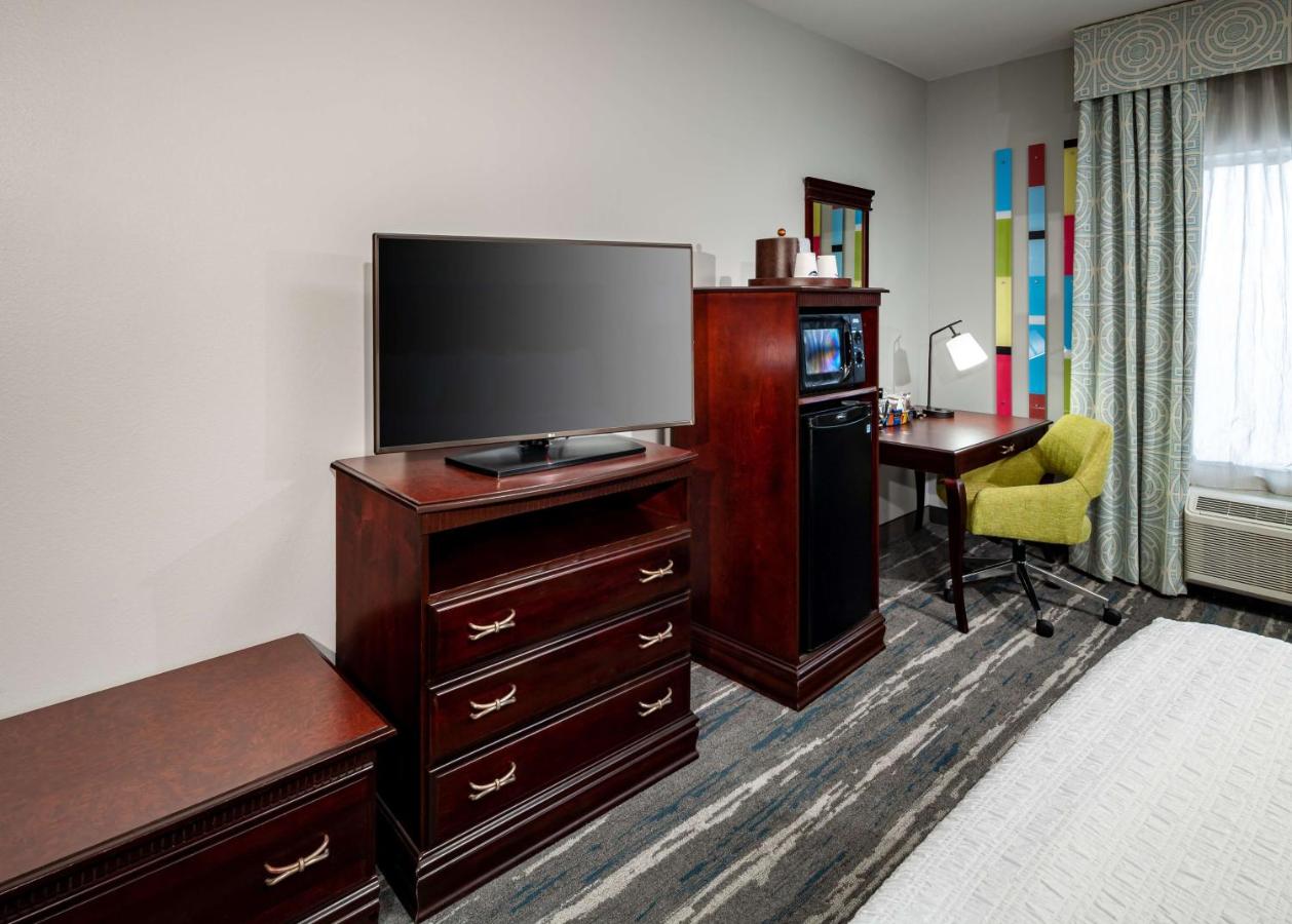 | Hampton Inn & Suites Texarkana