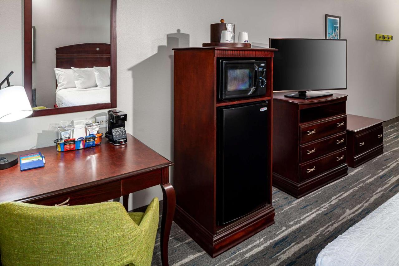 | Hampton Inn & Suites Texarkana
