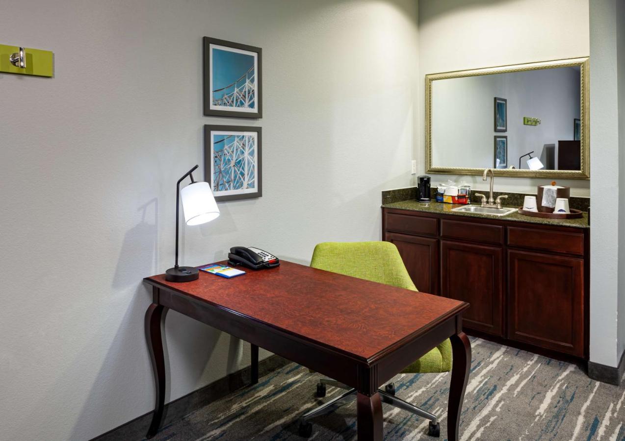 | Hampton Inn & Suites Texarkana