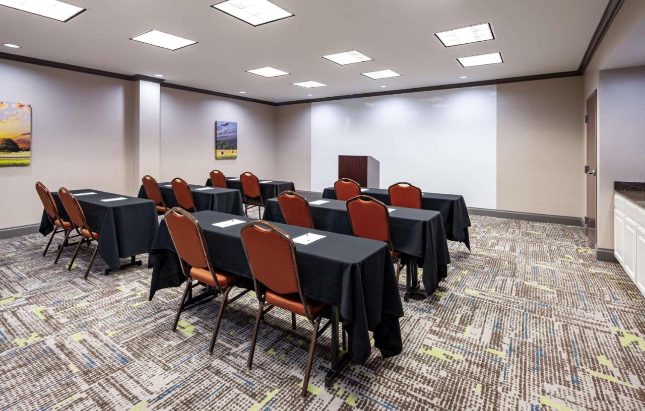 | Hampton Inn & Suites Texarkana