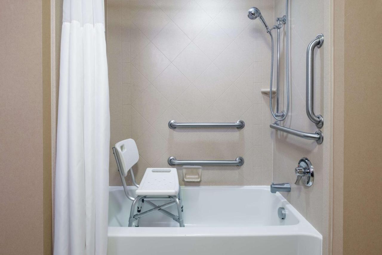 King Room - Hearing Access/Non-Smoking at Hampton Inn Springfield South Enfield