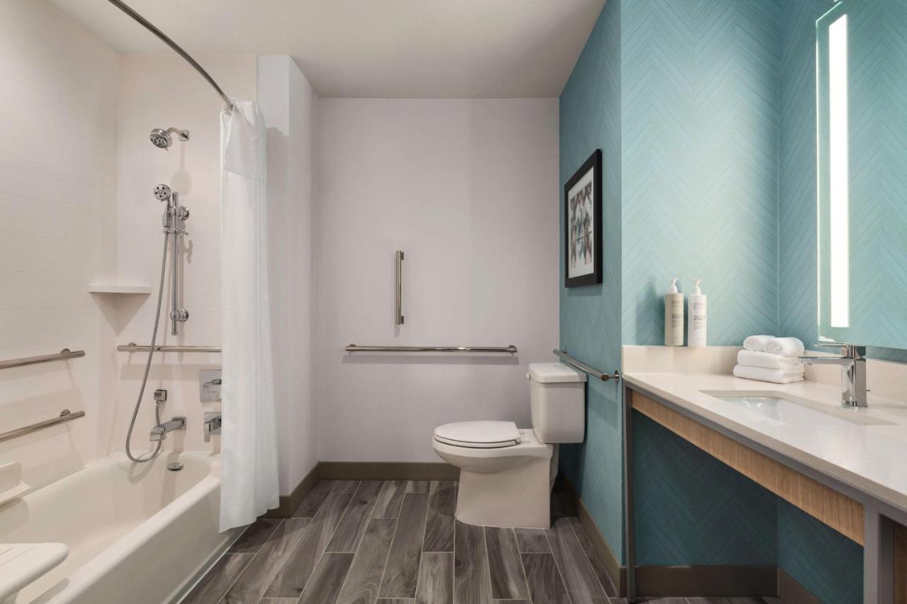 King Room with Bath Tub - Mobility Access at Hilton Garden Inn Nashville West End Avenue