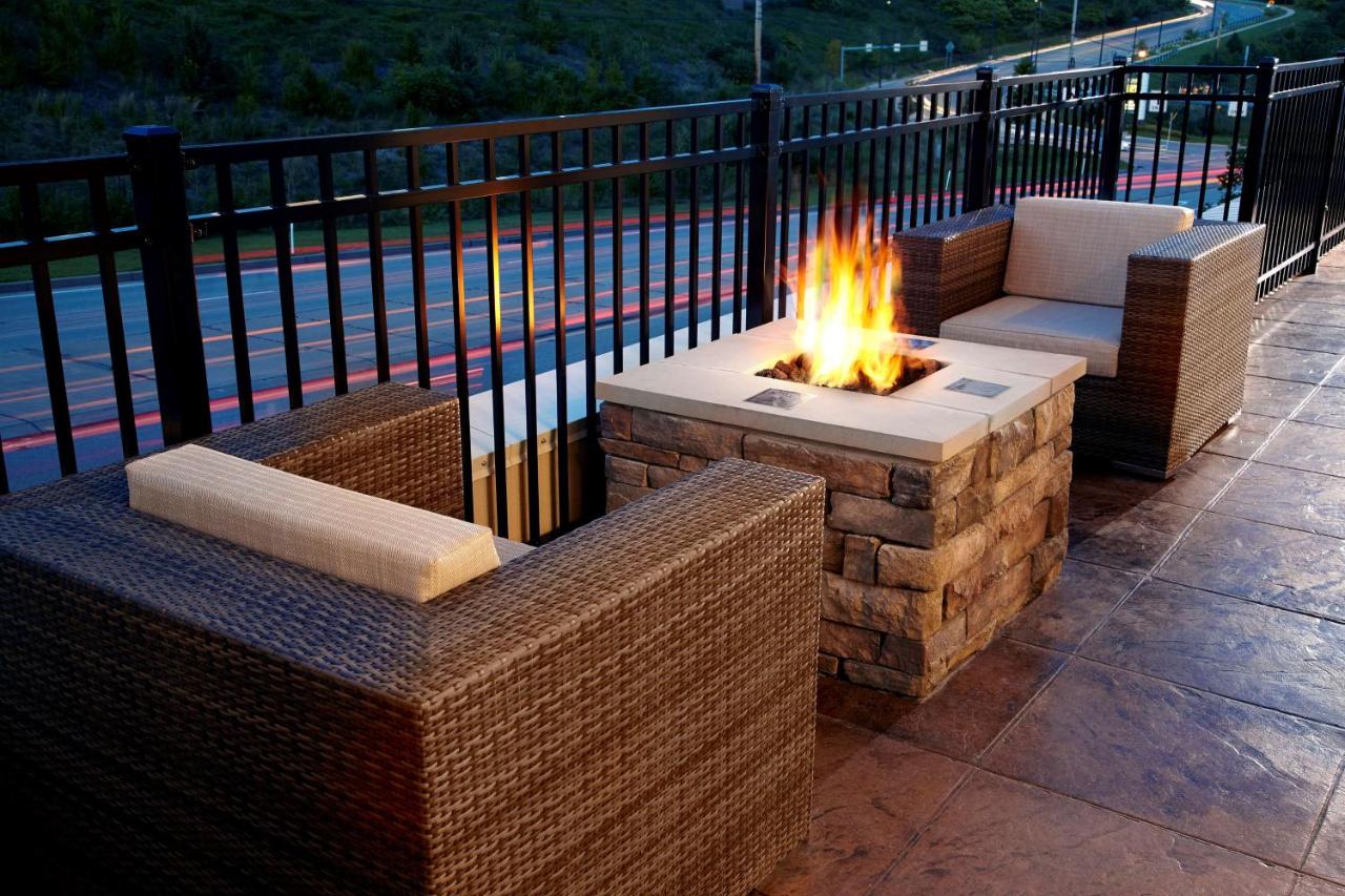| Hampton Inn & Suites Pittsburgh Airport South/Settlers Ridge