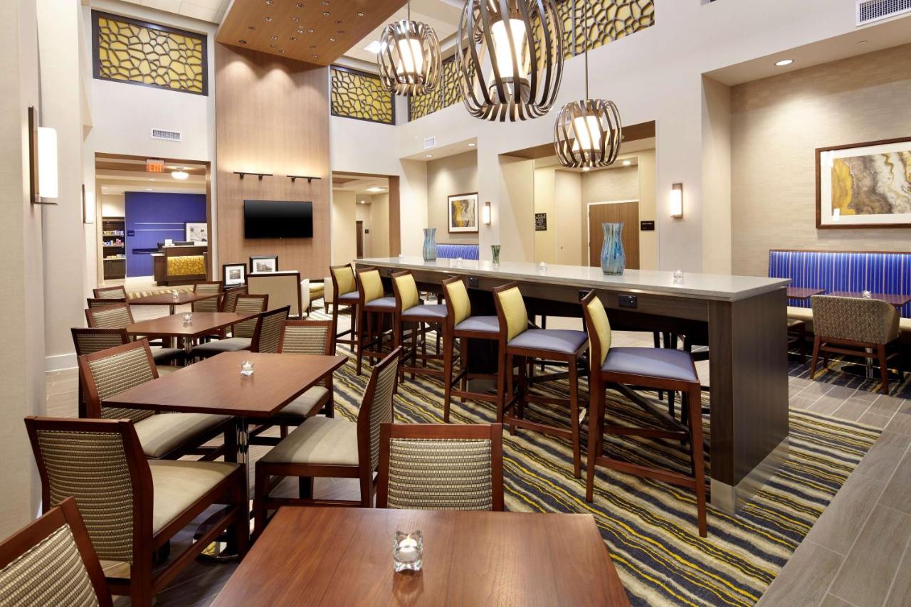 | Hampton Inn & Suites Pittsburgh Airport South/Settlers Ridge