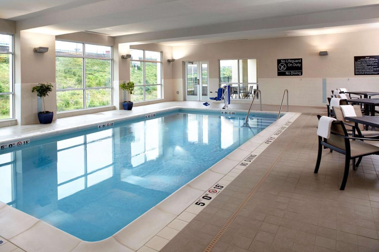 | Hampton Inn & Suites Pittsburgh Airport South/Settlers Ridge