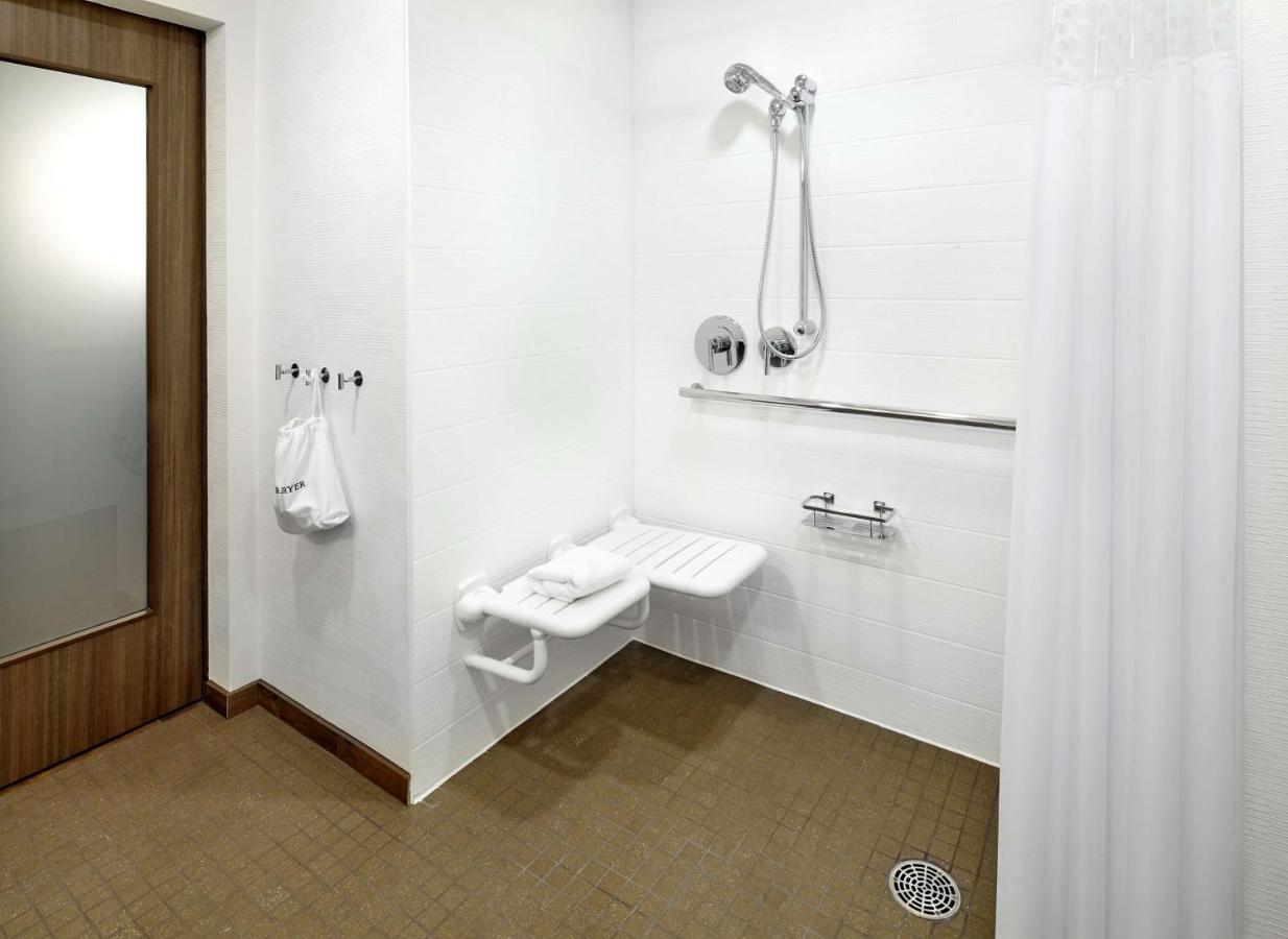 | Hampton Inn & Suites Pittsburgh Airport South/Settlers Ridge
