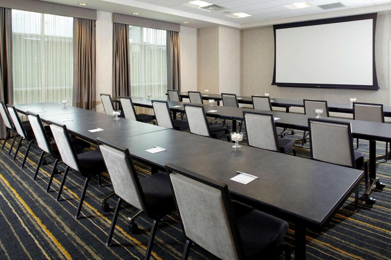 | Hampton Inn & Suites Pittsburgh Airport South/Settlers Ridge