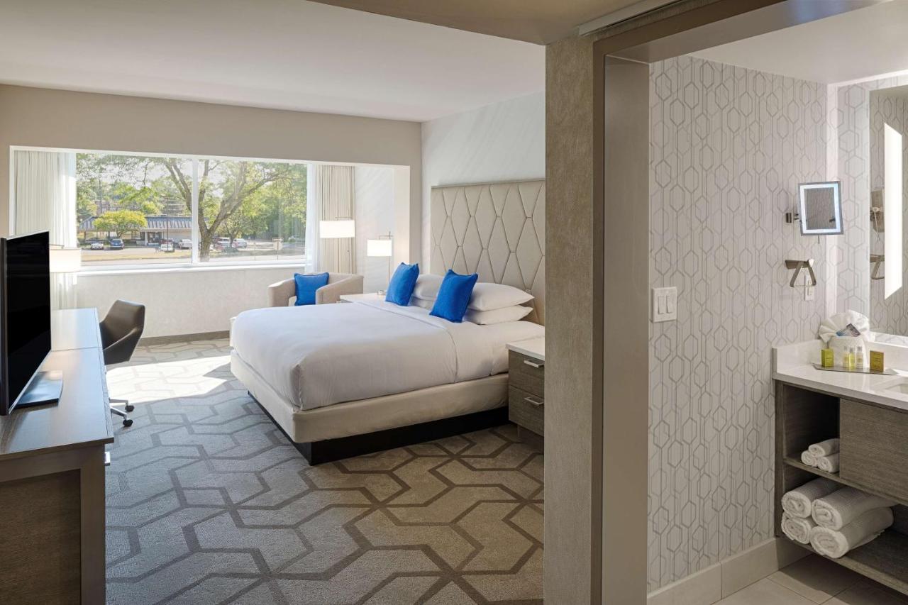 Deluxe King Room at The Kingsley Bloomfield Hills - a DoubleTree by Hilton