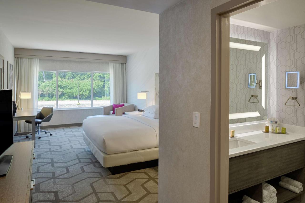 Premium King Suite at The Kingsley Bloomfield Hills - a DoubleTree by Hilton