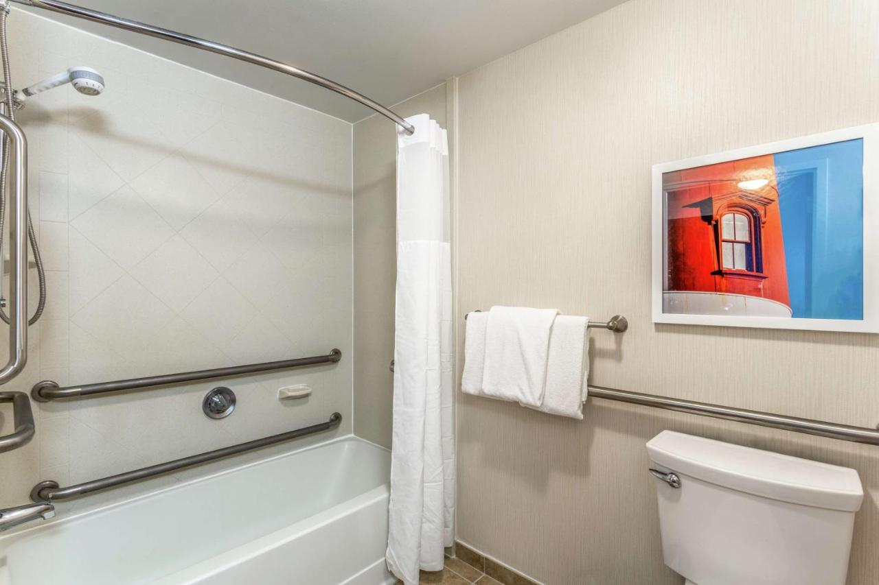 King Room with Bath - Mobility Access at Hampton Inn Boston/Peabody
