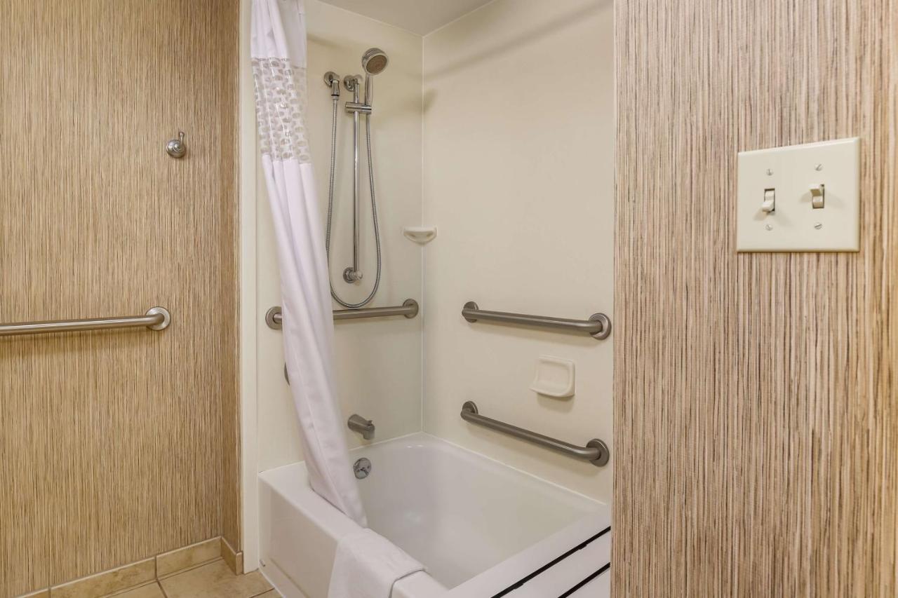 King Room - Disability Access with Bathtub at Hampton Inn Champaign/Urbana