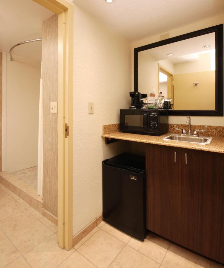 King Room with Sofa Bed and Spa Bath at Hampton Inn Champaign/Urbana