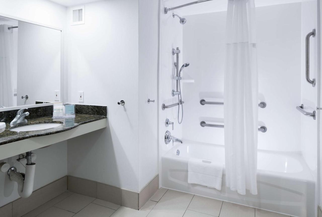 King Room Mobility/Hearing Accessible with Bathtub at Hampton Inn & Suites Memphis-Beale Street