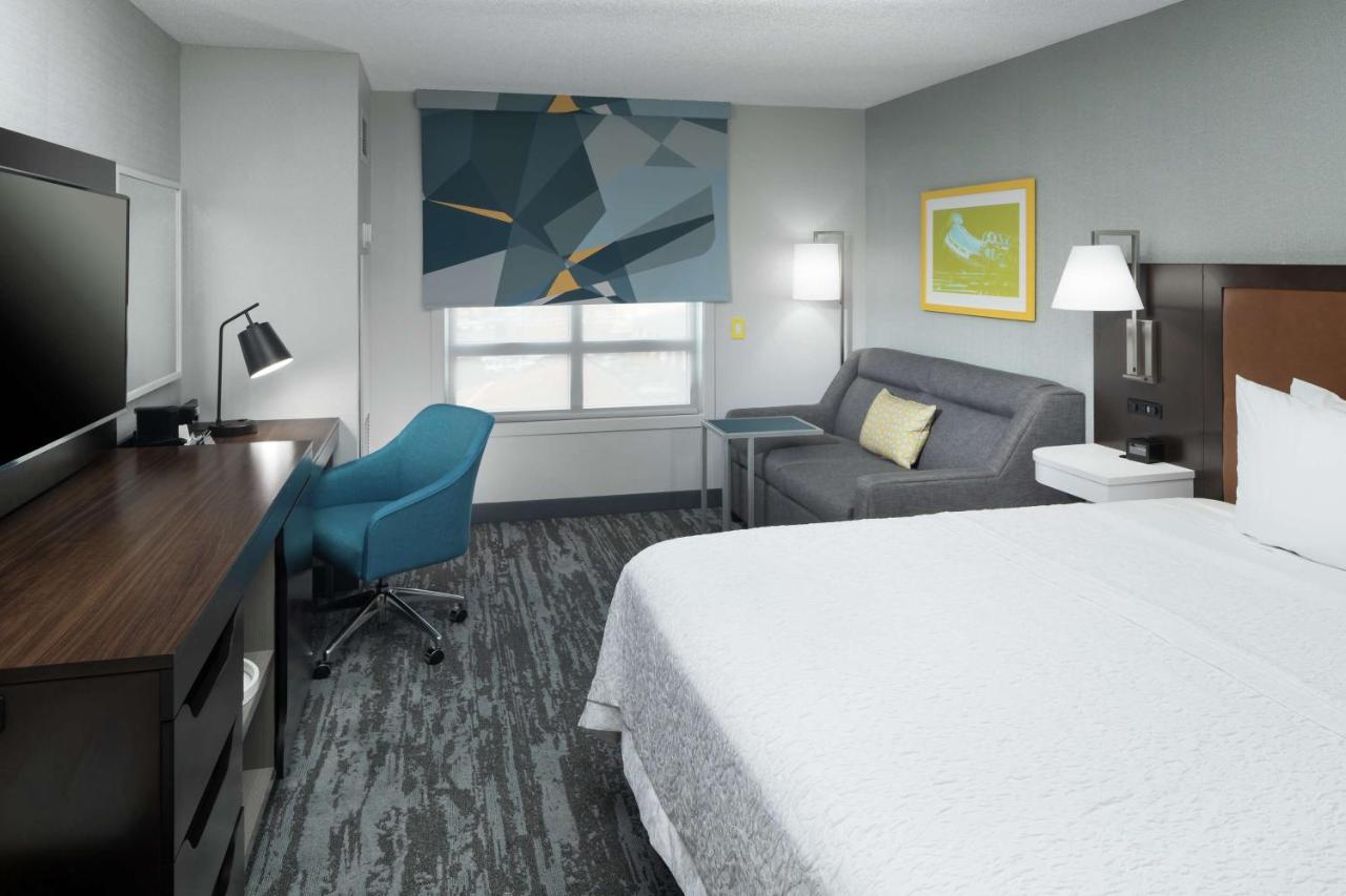 King Room with Sofa bed and Bath Tub - Disability Access at Hampton Inn & Suites Memphis-Beale Street