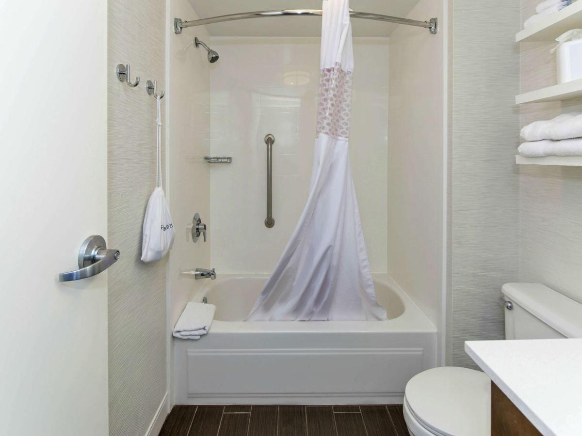 Executive King Room - Hearing Accessible/Non-Smoking at Hampton Inn Norfolk-Naval Base