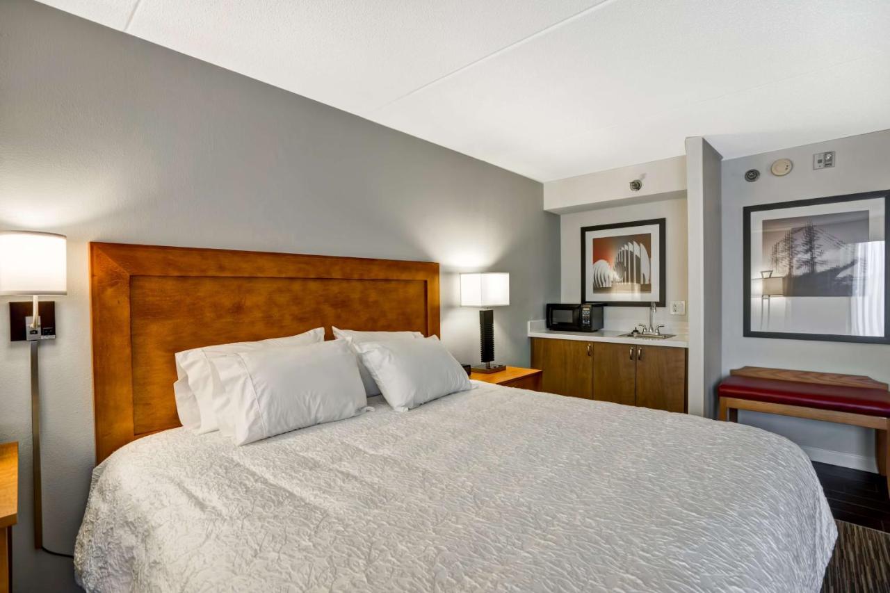 King Room with Wet Bar - Non-Smoking at Hampton Inn Norfolk-Naval Base