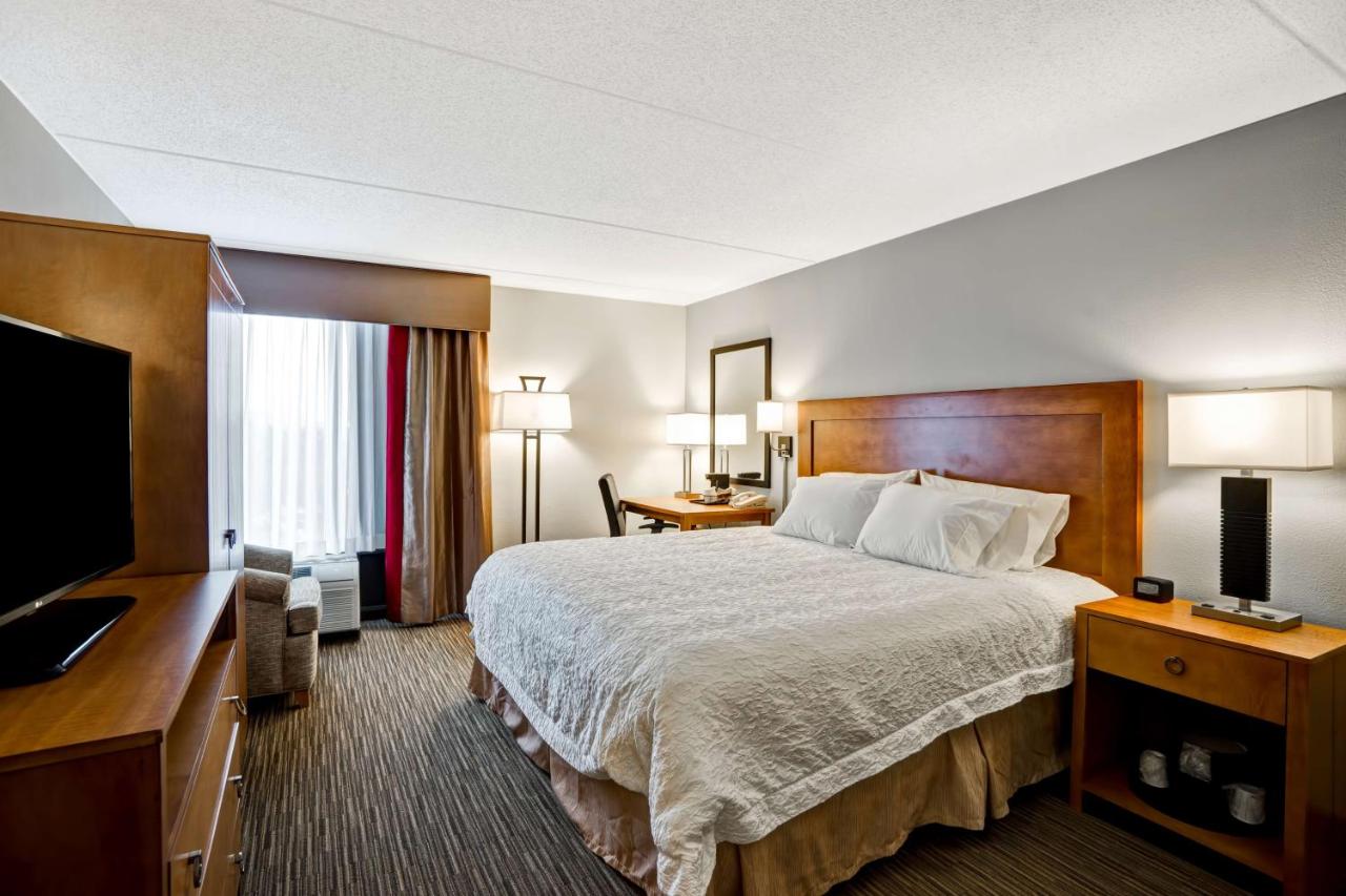 King Room with Wet Bar - Non-Smoking at Hampton Inn Norfolk-Naval Base