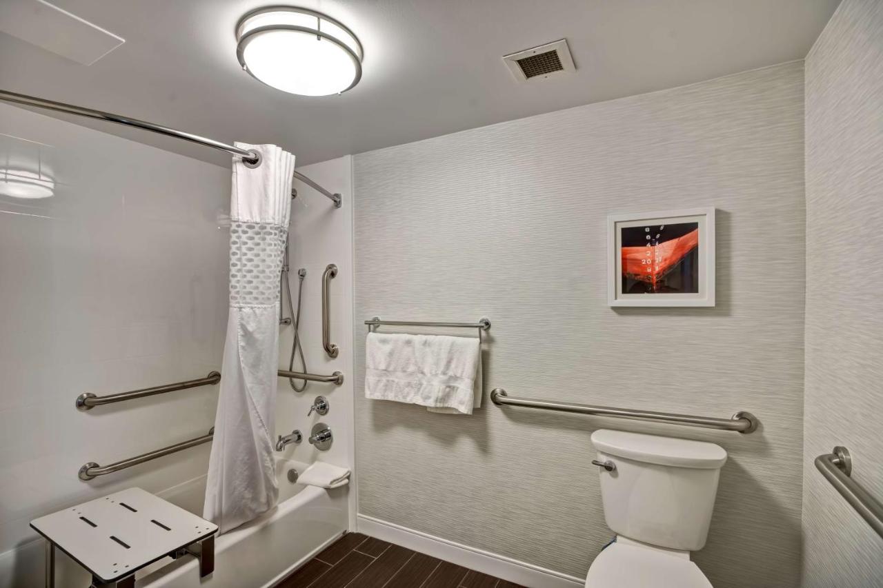 King Room - Mobility Accessible with Bathtub/Non-Smoking at Hampton Inn Norfolk-Naval Base