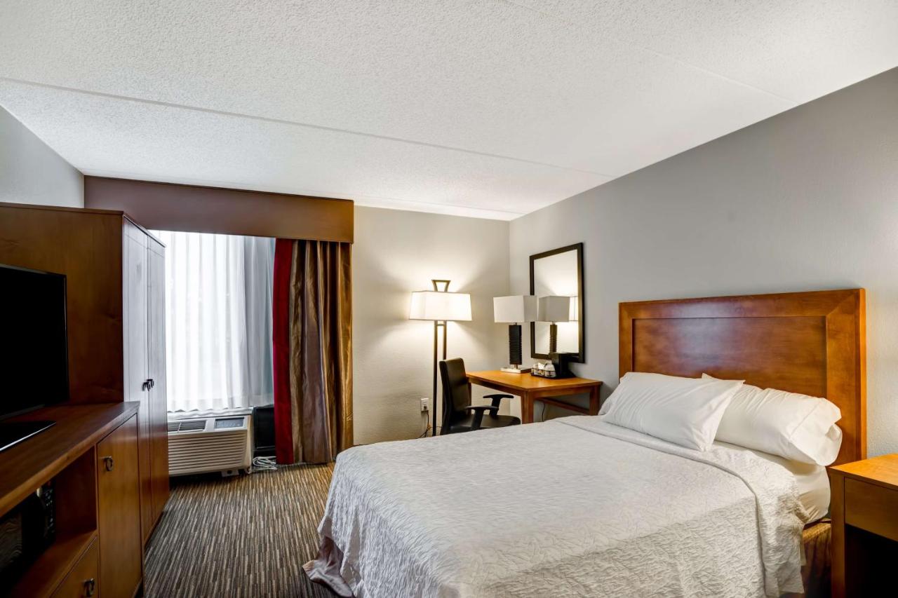 King Room - Disability Access with Roll-In Shower at Hampton Inn Norfolk-Naval Base