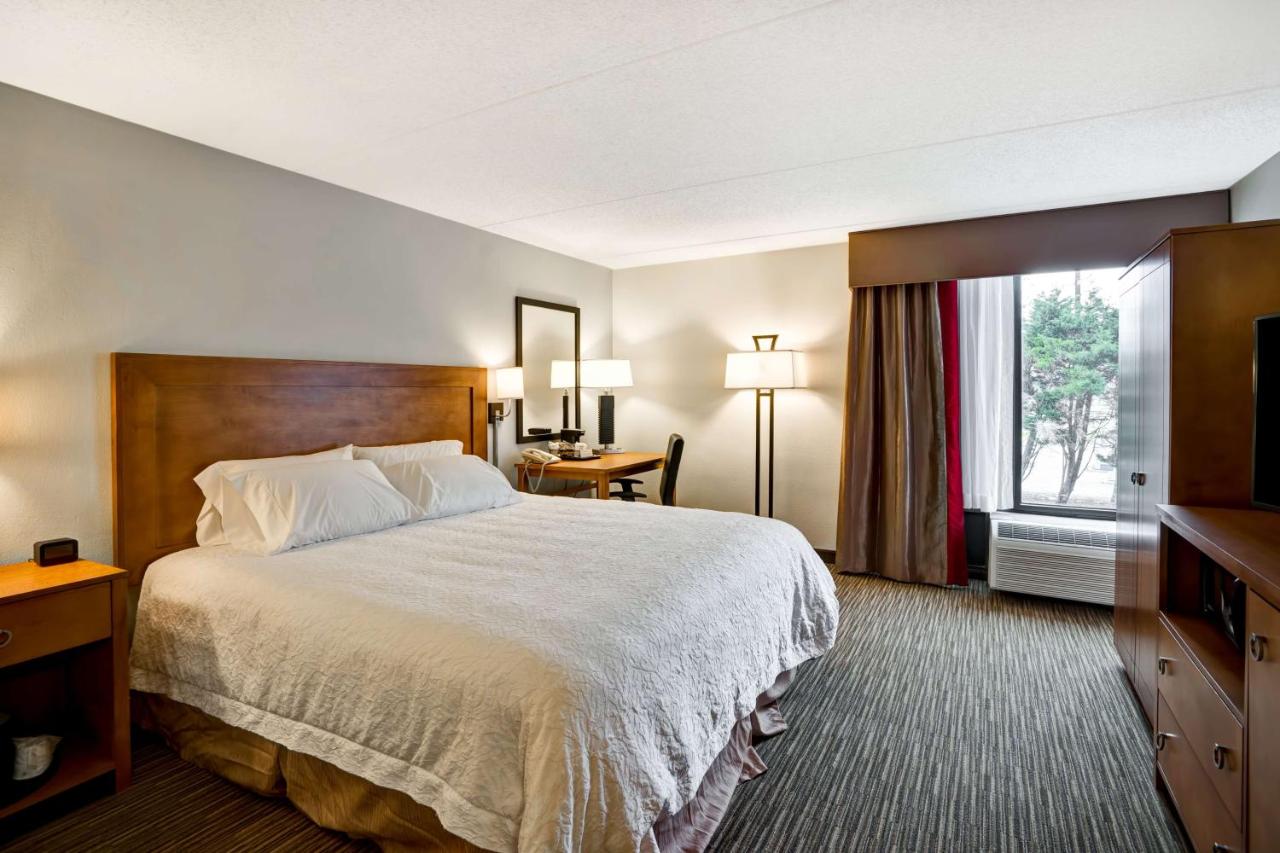 King Room with Wet Bar - Non-Smoking at Hampton Inn Norfolk-Naval Base