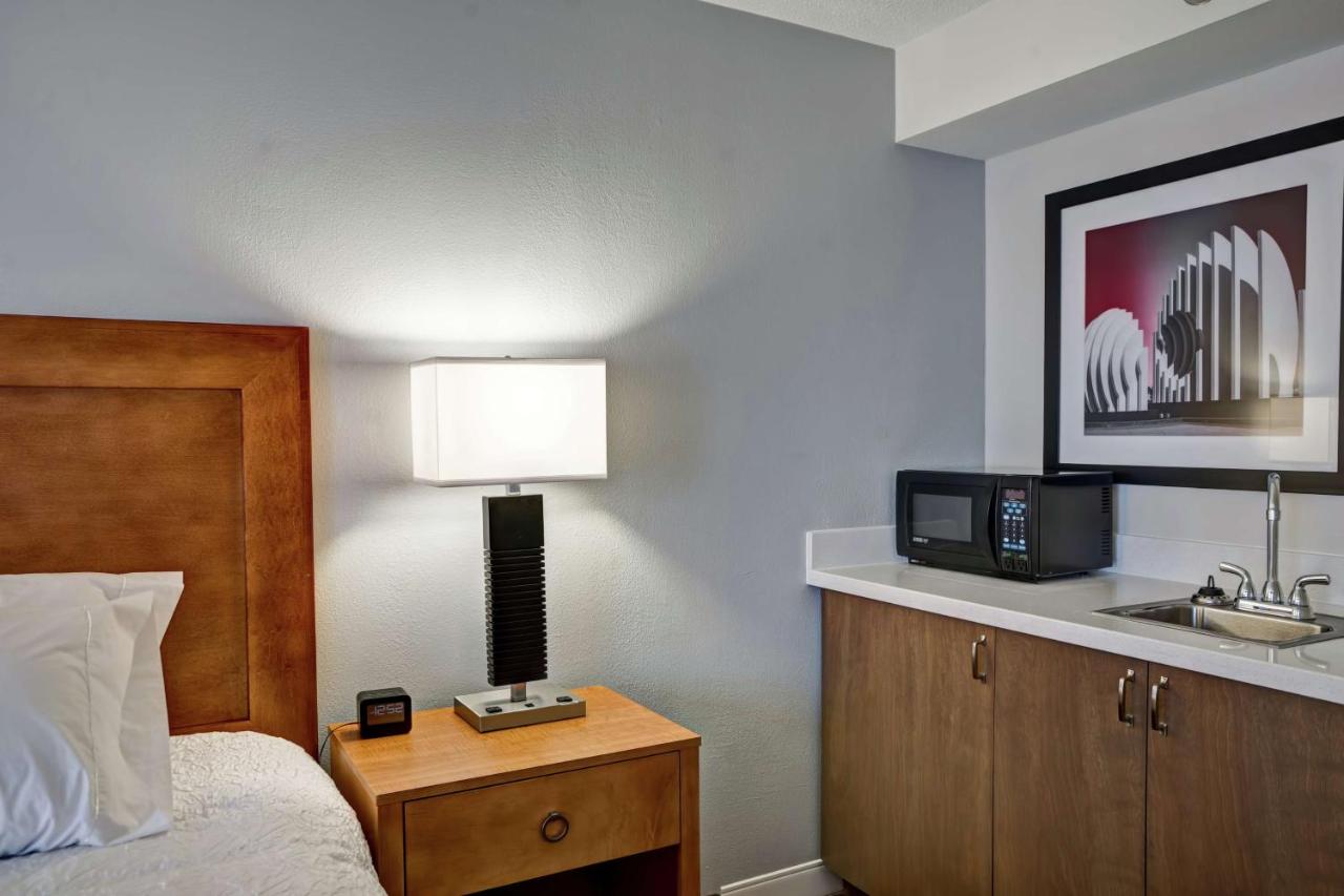 King Room - Hearing Accessible/Non-Smoking at Hampton Inn Norfolk-Naval Base