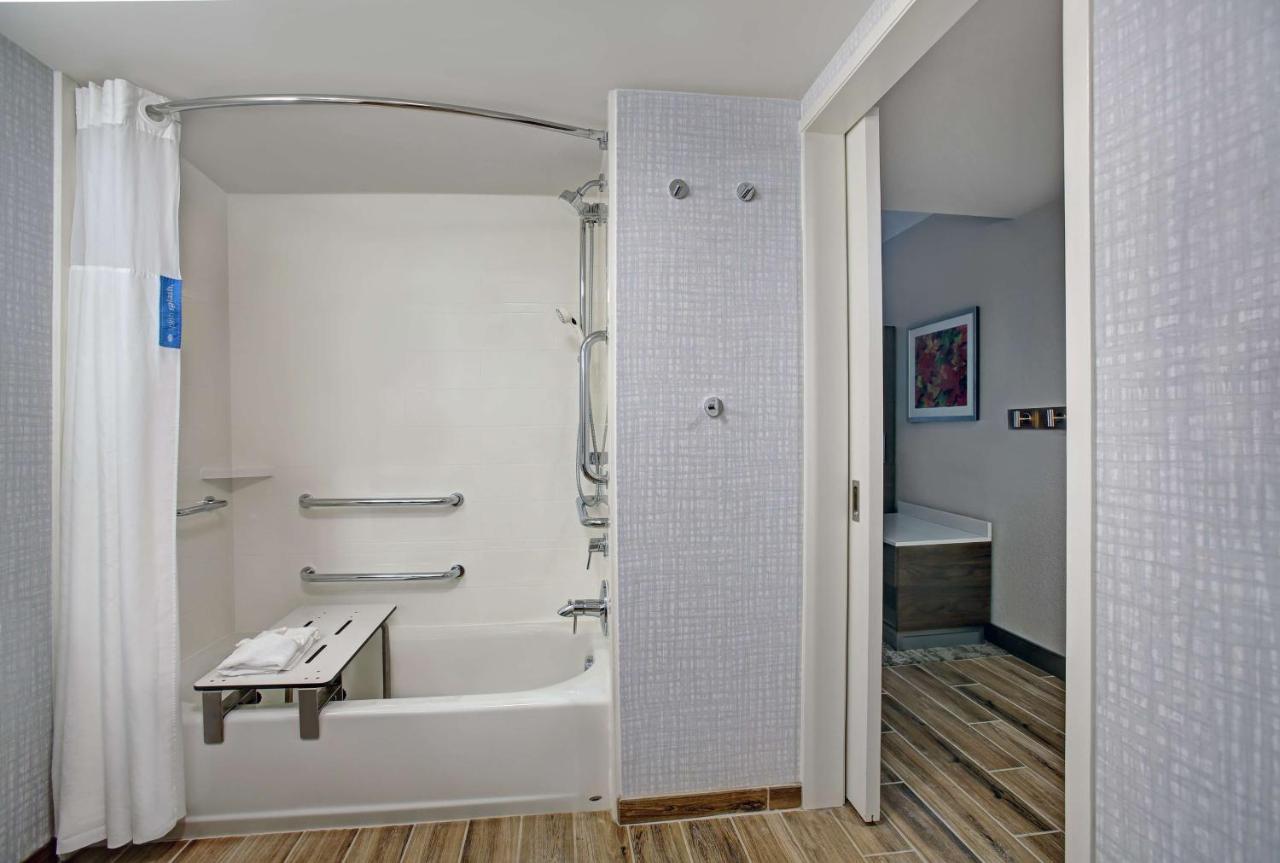 Queen Room with Tub - Disability Access/Non-Smoking at Hampton Inn Salisbury