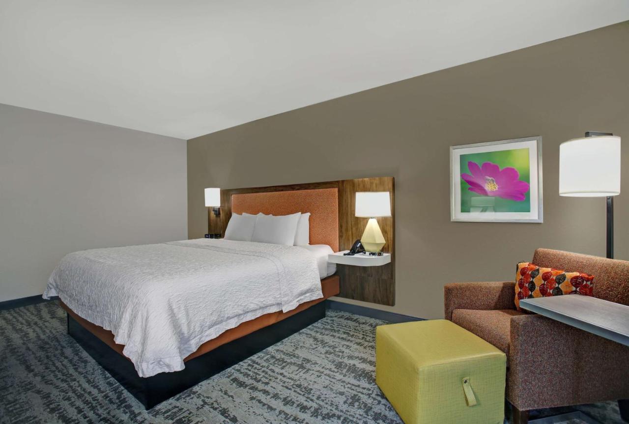 Queen Room Disability Access With Roll In Shower - Non-Smoking at Hampton Inn Salisbury