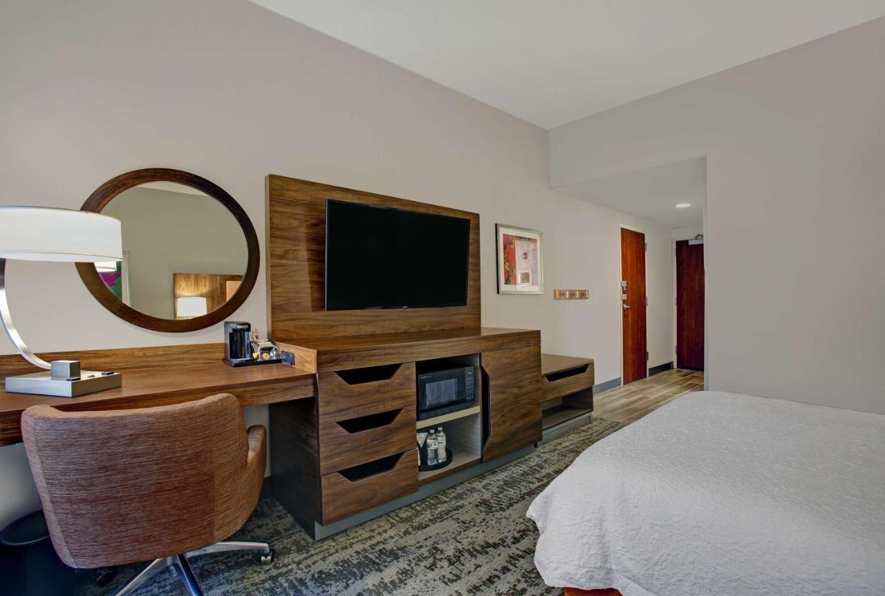 Queen Room Disability Access With Roll In Shower - Non-Smoking at Hampton Inn Salisbury
