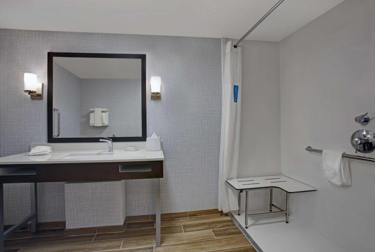 Queen Room Disability Access With Roll In Shower - Non-Smoking at Hampton Inn Salisbury