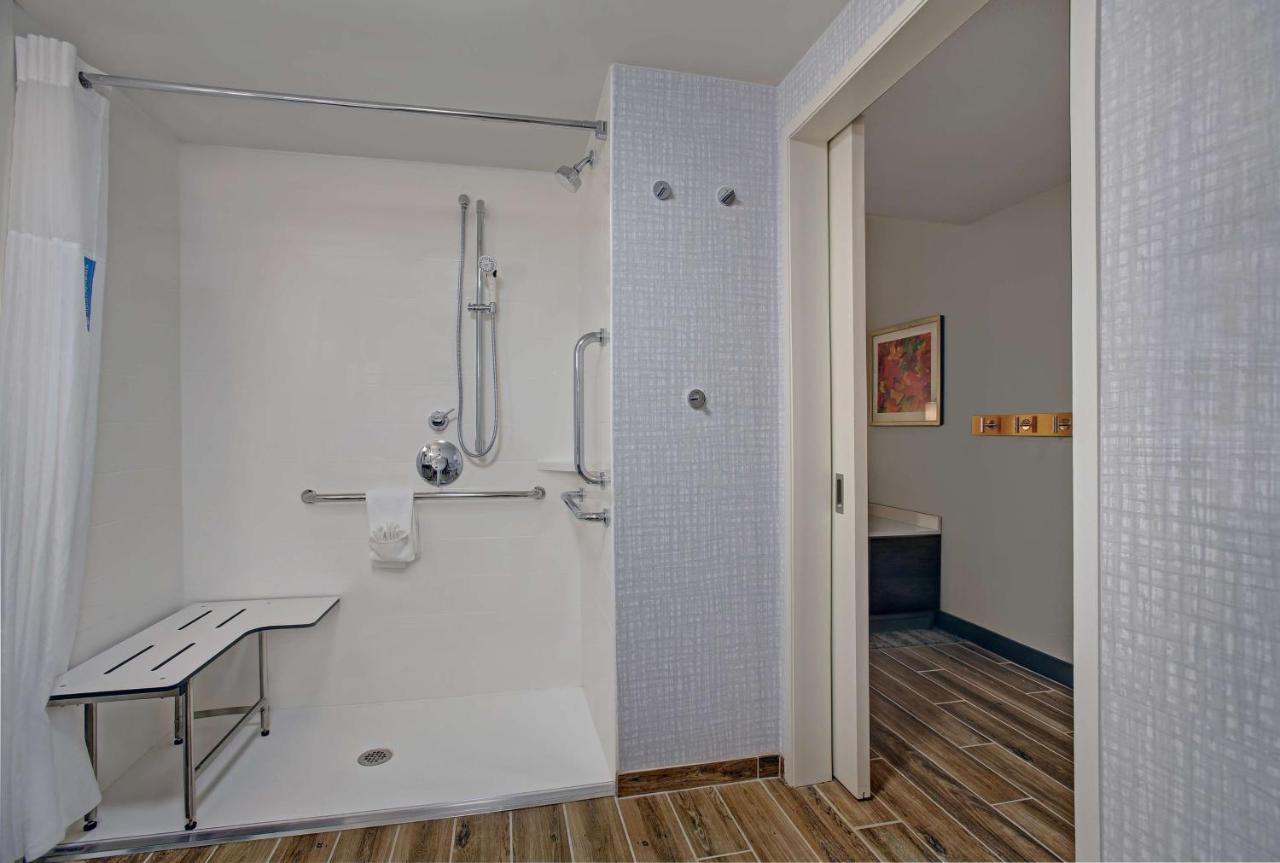 Queen Room Disability Access With Roll In Shower - Non-Smoking at Hampton Inn Salisbury