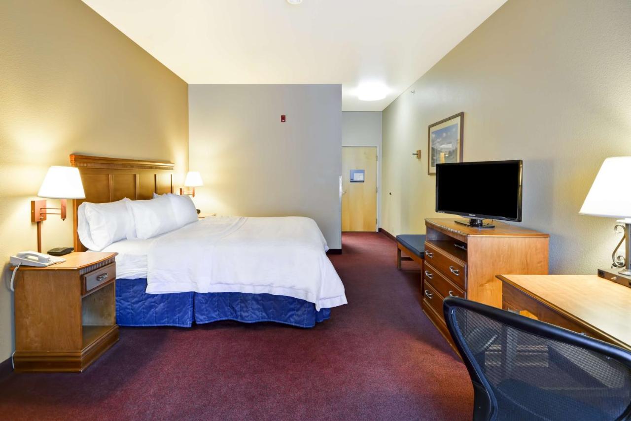 King Room with Sofa Bed at Hampton Inn Bozeman