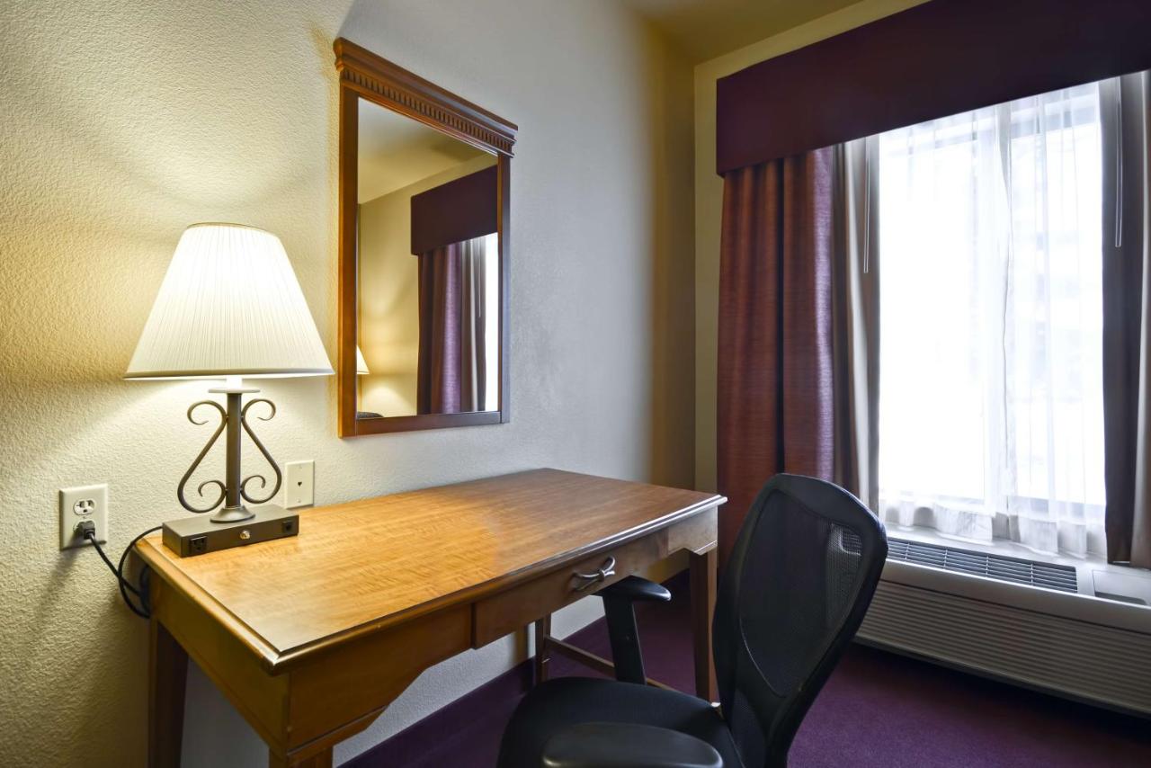 King Room with Sofa Bed at Hampton Inn Bozeman