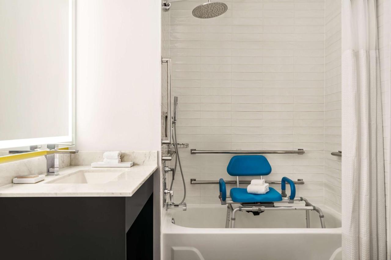 Queen Room with Bath Tub and Skyline View - Mobility/Hearing Access at Hilton Motif Seattle