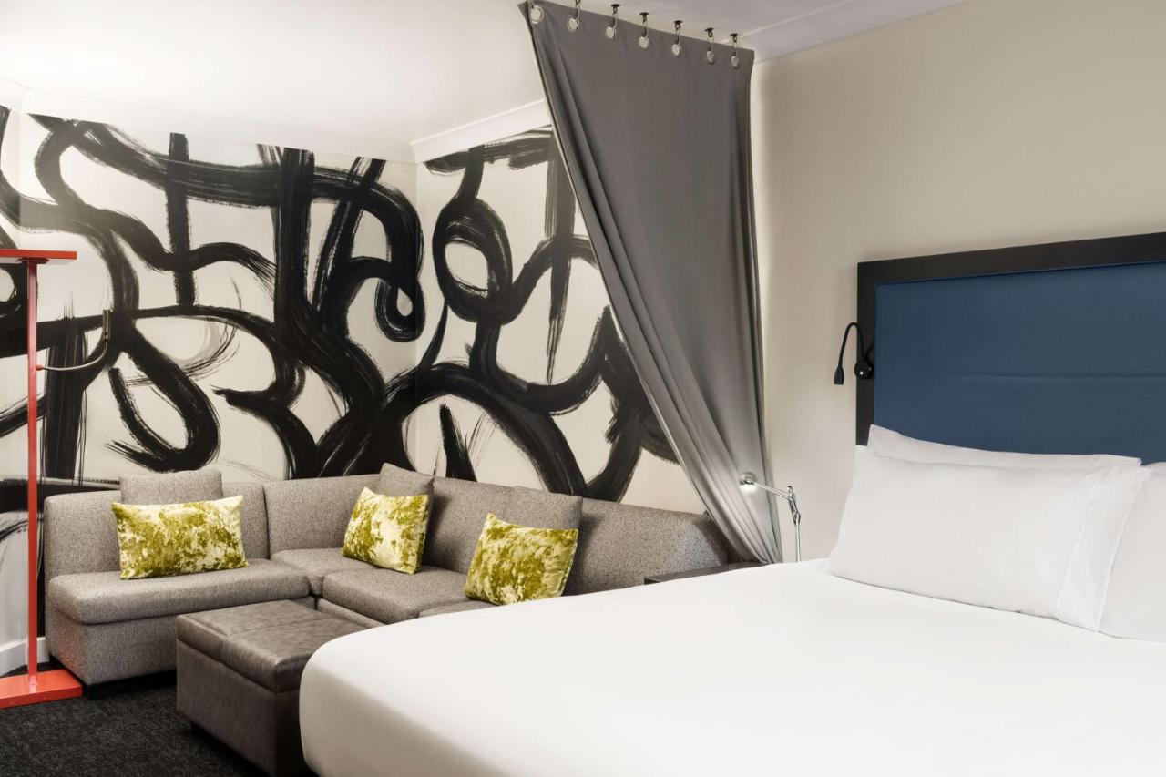 Queen Guestroom with Skyline View at Hilton Motif Seattle