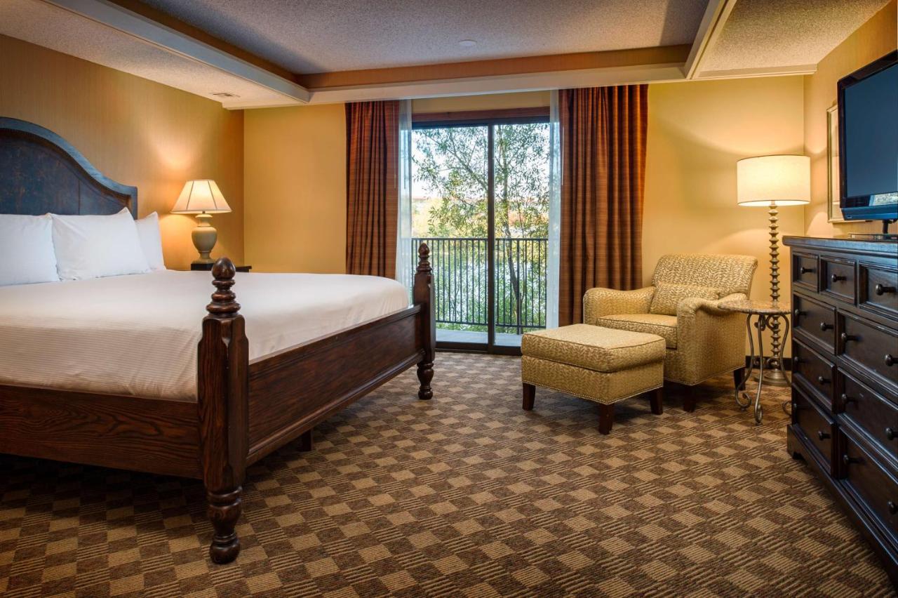 King Suite with Lake View and Balcony at DoubleTree by Hilton Seattle Airport