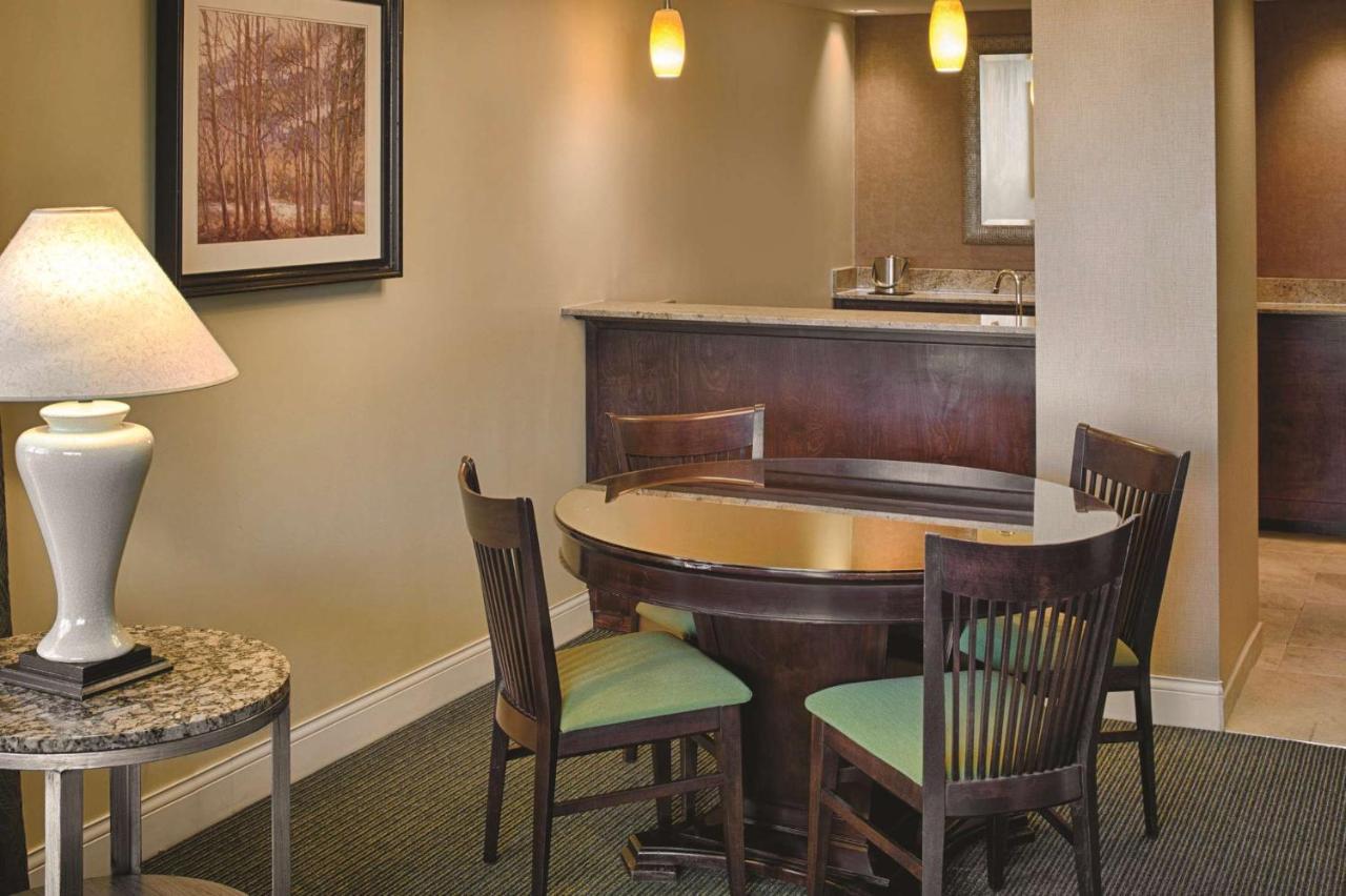 King Suite with Balcony - Mountain View at DoubleTree by Hilton Seattle Airport