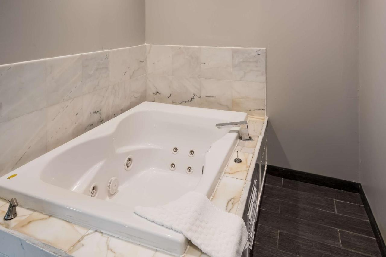 King Suite with Spa Bath - Non Smoking at Best Western Riverside Inn