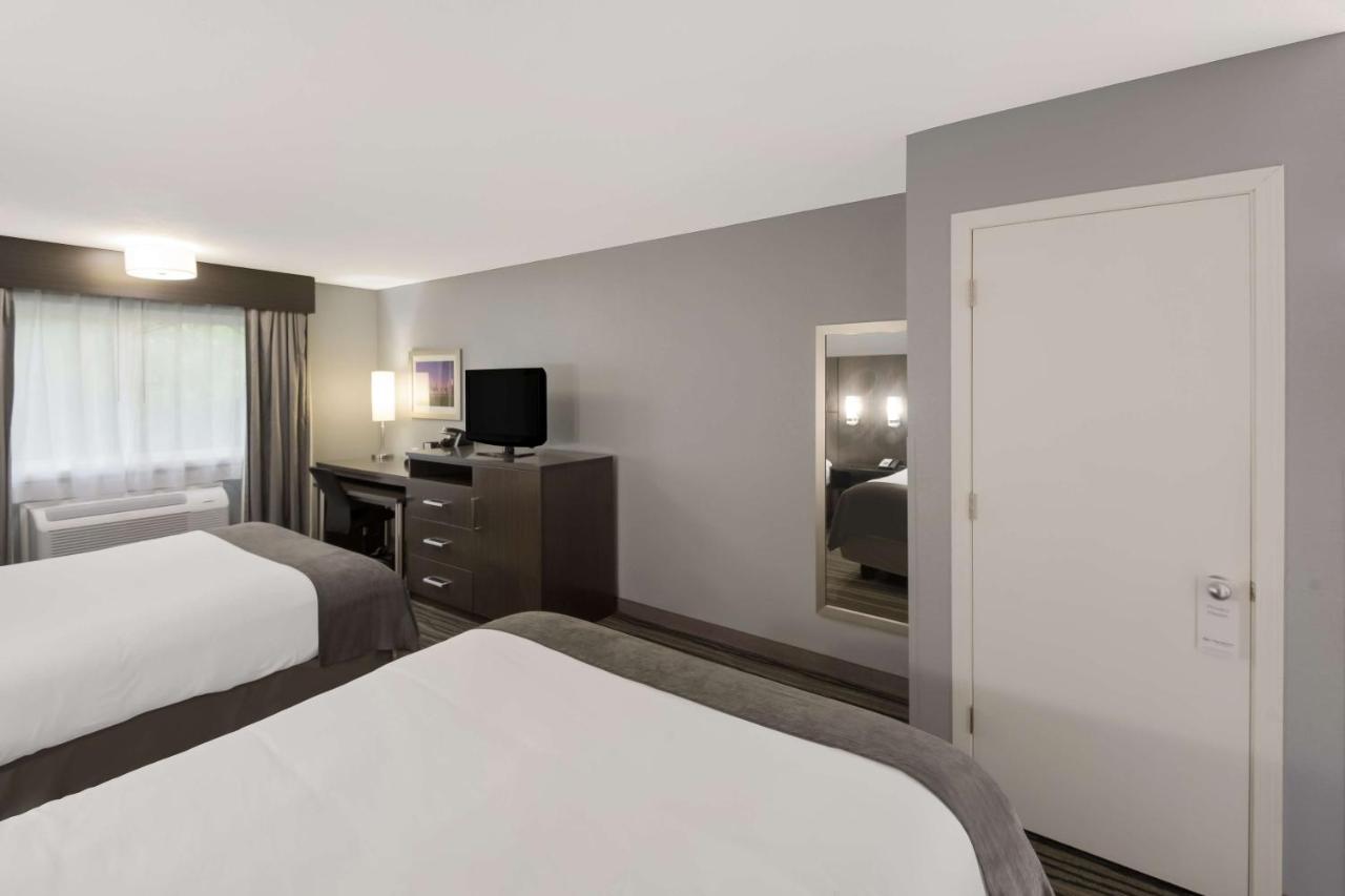 Queen Room with Two Queen Beds - Non Smoking at Best Western Riverside Inn