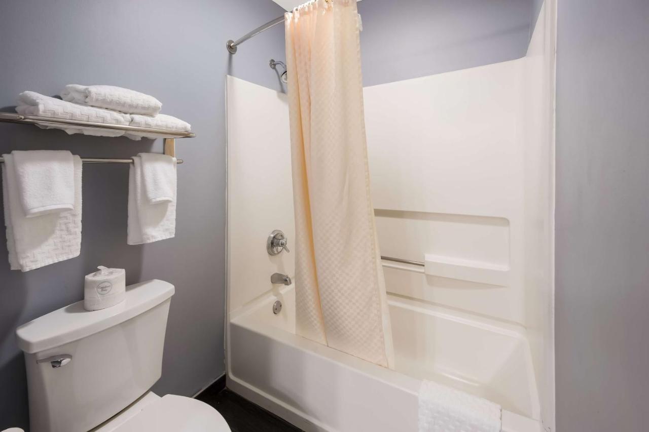 Queen Room with Two Queen Beds - Non Smoking at Best Western Riverside Inn